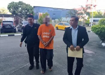 EJEN hartanah berusia 50-an dibawa masuk ke Mahkamah Majistret Kuala Terengganu bagi sebutan reman, hari ini. - UTUSAN / NURSYASYA NADHIRAH ZABIDI