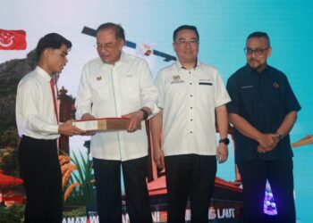 ANWAR Ibrahim (tiga dari kanan) menyerahkan sumbangan kepada seorang pelajar semasa Penutupan Program Madani Rakyat 2025 Kelantan di pekarangan Stadium Sultan Muhammad IV, Kelantan hari ini. - UTUSAN/KAMARUL BISMI KAMARUZAMAN