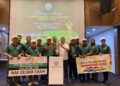 Presiden Persatuan Pengimpot dan Peniaga Kenderaan Melayu Malaysia (PEKEMA), Datuk Mohamed Nazari Noordin memegang trofi pemenang bagi Kejohanan Golf Amal Piala Presiden PEKEMA 2025.