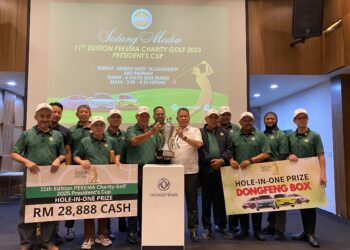 Presiden Persatuan Pengimpot dan Peniaga Kenderaan Melayu Malaysia (PEKEMA), Datuk Mohamed Nazari Noordin memegang trofi pemenang bagi Kejohanan Golf Amal Piala Presiden PEKEMA 2025.