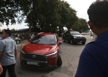 KENDERAAN dinaiki sepasang warga emas yang dilarikan tiga penjenayah ketika mahu meloloskan diri terlibat kemalangan di Pekan Kepala Batas, Jitra. - UTUSAN/ SHAHIR NOORDIN