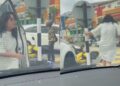 TANGKAP layar video tular yang memaparkan seorang wanita menyerang orang awam menggunakan sebilah pisau.