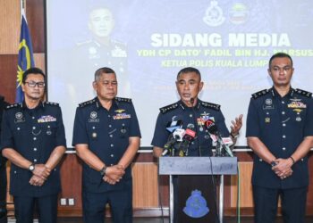 FADIL Marsus (dua kanan) ketika bercakap pada sidang media yang diadakan di Ibu Pejabat Kontinjen Polis Kuala Lumpur di sini, hari ini. - UTUSAN/SYAKIR RADIN