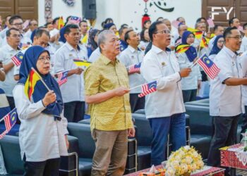 FADILLAH Yusof ketika menghadiri Program Bicara Eksekutif MADANI di Kuching, Sarawak, semalam.