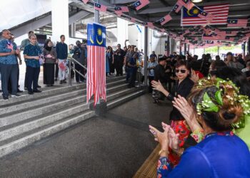 FAHMI Fadzil (dua kiri) menyaksikan persembahan tarian pada program “Denyut Nadi Merdeka”: Rapid KL Hidupkan Semangat Bulan Kebangsaan 2025 di Stesen Pasar Seni hari ini. - UTUSAN/SYAKIR RADIN