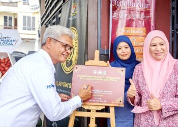 AMINUDDINN Zulkipli merasmikan Medan Agrobazaar Tol Lama Slim River  hari ini. - UTUSAN