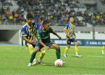 AKSI para pemain dalam perlawanan pembuka tirai Liga A1 Semi Pro antara Perlis GSA FC dengan Kedah FA di Stadium Tuanku Syed Putra, Kangar, Perlis malam tadi.-UTUSAN/IZLIZAN OTHMAN