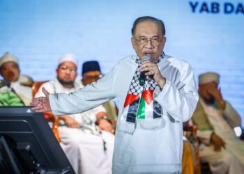 ANWAR Ibrahim berucap dalam Malam Himpunan dan Selawat Malaysiaku Bersama Gaza sempena Karnival Sumud Nusantara di Dataran Merdeka.-UTUSAN/MUHAMMAD IQBAL ROSLI