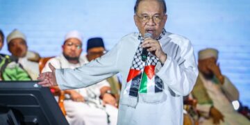 ANWAR Ibrahim berucap dalam Malam Himpunan dan Selawat Malaysiaku Bersama Gaza sempena Karnival Sumud Nusantara di Dataran Merdeka.-UTUSAN/MUHAMMAD IQBAL ROSLI
