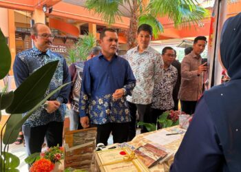 RUZIAH Shafri (tengah) menyaksikan pameran perikanan di Tok Bali, Pasir Puteh, Kelantan. - UTUSAN/TOREK SULONG
