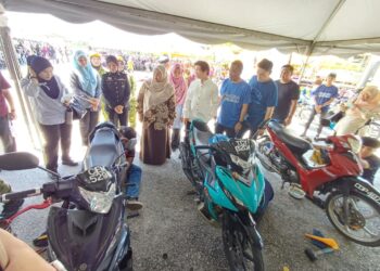 FUZIAH Salleh (empat dari kiri) meninjau beberapa acara di Karnival Komuniti Madani Parlimen Kuantan, Pahang.