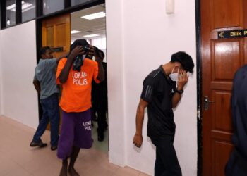 EMPAT lelaki  dikenakan bon berkelakuan baik atas kesalahan bergaduh  ketika perlawanan bola sepak di Teluk Intan minggu lalu. - UTUSAN
