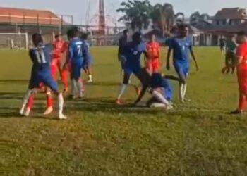 PERGADUHAN melibatkan pemain pasukan bola sepak di Padang Speedy, Teluk Intan semalam.