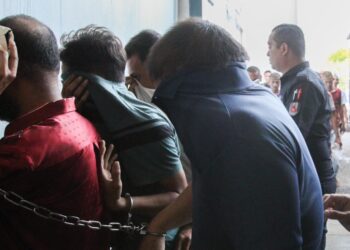 MOHAMMED Hibatul-Alimi Mohd. Hanafi (kanan) dan  Ahmad Ammar Rusydi (dua dari kanan) semasa dibawa polis untuk prosiding perbicaraan di Mahkamah Majistret, Kota Bharu, Kelantan. UTUSAN/KAMARUL BISMI KAMARUZAMAN