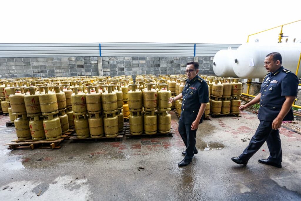KPDN serbu stor haram seleweng LPG di Batu Gajah