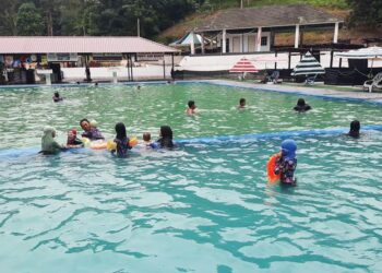 ORANG ramai memilih pusat rekreasi MKA Adventure untuk menyejukkan badan di Kampung Paya Takung, Bandar Baharu, Kedah.