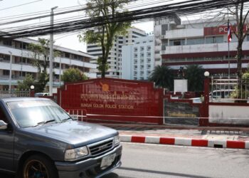 BALAI Polis Sungai Golok, Thailand menjadi tumpuan media Malaysia untuk membuat liputan mengenai kepulangan Eda Ezrin hari ini. - UTUSAN/KAMARUL BISMI KAMARUZAMAN