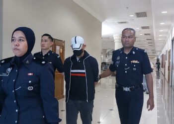 GURU tarian (tengah) dituduh melakukan amang seksual terhadap kanak-kanak perempuan 12 tahun yang juga muridnya dibawa di Mahkamah Sesyen Kuantan di Kuantan, Pahang.
