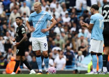 Erling Haaland (tengah) bertindak balas selepas pasukan itu melepaskan gol kedua semasa perlawanan bola sepak Liga Perdana Inggeris antara Manchester City dan Tottenham Hotspur di Stadium Etihad, hari ini. -AFP