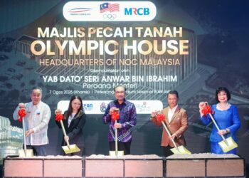 HANNAH Yeoh (dua dari kiri) bersama Perdana Menteri, Datuk Seri Anwar Ibrahim (tengah) melakukan simbolik pecah tanah bagi ibu pejabat baharu MOM di Bukit Jalil, hari ini.