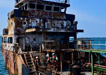 PASUKAN Khas Bahan Kimia Berbahaya (Hazmat) Bomba dan Penyelamat membuat pemeriksaan ke atas 'kapal hantu' di Pangkalan Bekalan Kemaman, di Kemaman, Terengganu,. - UTUSAN/PUQTRA HAIRRY