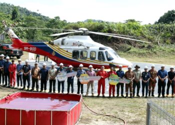 FARHAN Sukiman (tengah) bersama wakil agensi kerajaan pada penyerahan replika kunci pada Program Ujikaji Tapak Helipad dan Telaga Tiub Bagi Menentang Kebakaran Hutan di HSK Kenderong di Gerik hari ini. - UTUSAN