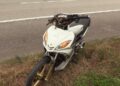 KEADAAN motosikal Yamaha LC ditunggang Muhammad Irfan Izzuddin Md. Ahzli yang maut di Kilometer 342.9 di Lebuhraya Pantai Timur 2 berhampiran Paka, Dungun di Terengganu. - UTUSAN/NIK NUR IZZATUL HAZWANI NIK ADNAN