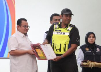 HILMI Abdullah (kiri) menyampaikan sijil penghargaan kepada wakil polis sempena Pelancaran Operasi Selamat Paru-Paru (Op PaPa) Peringkat Negeri Kelantan Operasi Bersepadu Penguatkuasaan Akta 852 di Dewan Utama Kompleks Islam Jubli Perak Sultan Ismail Petra di Panji, Kota Bharu, Kelantan. - UTUSAN/ ROSLIZA MOHAMED
