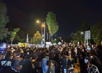 PESERTA rapat umum #justiceforzara di Taman Rekreasi Sultan Abdul Aziz atau Padang Polo di Ipoh hari ini. - UTUSAN
