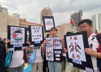 KUMPULAN pelajar Projek Tahun Akhir Sky Group, Universiti Kebangsaan Malaysia (UKM) ketika di Himpunan Perdana Nasional Malaysia Bangkit Untuk Gaza di Dataran Merdeka, hari ini.