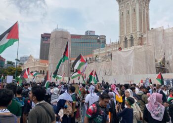 RATUSAN peserta dari pelbagai tempat bersama-sama berhimpun sempena Himpunan Perdana Nasional Malaysia Bangkit Untuk Gaza di Dataran Merdeka, hari ini.