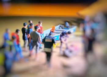 ANGGOTA Polis bersiap sedia membawa mayat mangsa ke hospital selepas ditemukan di tebing Sungai Kelantan, Kota Bharu, Kelantan. - IHSAN APM 