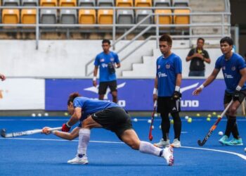 Pemain hoki kebangsaan berlatih menjelang saingan Hoki Piala Asia 2025, di Stadium Hoki Nasional, Bukit Jalil, semalam. - UTUSAN/MUHAMAD IQBAL ROSLI