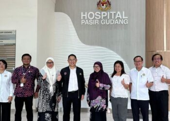 LING Tian Soon (lima dari kiri) bergambar bersama barisan pentadbiran Hospital Pasir Gudang selepas melawat premis tersebut yang dijangka akan mula beroperasi tahun depan.