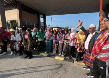 ABDUL  Athar Ibrahim (dua dari kanan) melepaskan peserta larian santai sempena Bulan Kemerdekaan di  Institut Kemahiran Mara (IKM) Besut, Terengganu. - UTUSAN/TOREK SULONG