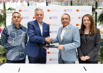 Jon Huntsman (dua dari kiri) bersama Nazir Razak (dua dari kanan) pada majlis pemeteraian Sidang Kemuncak Pertumbuhan Inklusif Mastercard ASEAN untuk tiga tahun akan datang.