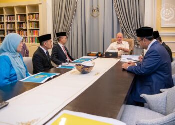 SULTAN IBRAHIM menerima mengadap Fahmi Fadzil di Istana Negara.-FACEBOOK SULTAN IBRAHIM