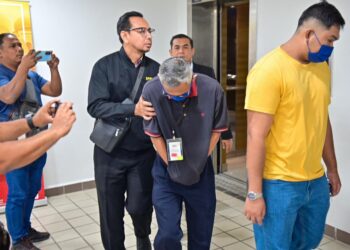 JAFRI Wahab (tengah) dibawa keluar dari Mahkamah Sesyen Kuala Terengganu selepas didenda sebanyak RM10,000 atas dua pertuduhan menerima suapan. - UTUSAN/PUQTRA HAIRRY