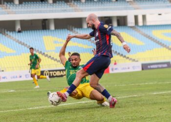 Pemain Johor Darul Ta’zim (JDT), Joao Vitor Brandao Figueiredo (kanan) diasak pemain Imigresen FC (IFC), Pedro Santos Filho dalam saingan Liga Super di Stadium Negeri Pulau Pinang. - UTUSAN/Danial Saad
