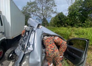 KEADAAN kenderaan pelbagai guna (MPV) Perodua Alza yang remuk akibat bertembung dengan sebuah lori di Lebuhraya Timur-Barat berhampiran sempadan Perak, di Jeli, Kelantan. - IHSAN BOMBA