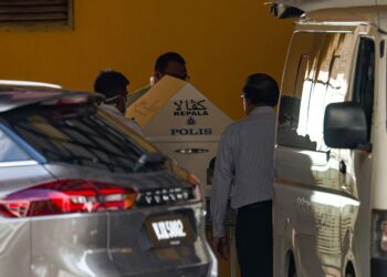 JENAZAH Pelatih Pasukan Latihan Pegawai Simpanan (PALAPES) Allahyarham Syamsul Haris Shamsudin ketika dibawa keluar dari van jenazah bagi proses bedah siasat kali kedua di Institut Perubatan Forensik Negara (IPFN) Hospital Kuala Lumpur di sini, hari ini. - UTUSAN/ ISKANDAR ISHAK