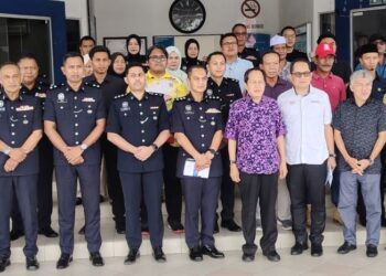 AHMAD Maslan (baju batik) selepas mengadakan pertemuan dengan Ibu Pejabat Daerah (IPD) Polis Pontian di Pontian, Johor, hari ini.