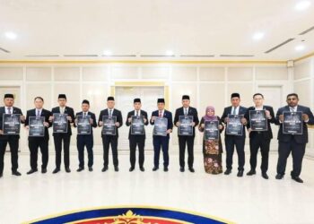 ONN Hafiz Ghazi (tujuh dari kiri) bersama barisan kepemimpinan negeri Johor memegang poster kempen anti buli yang dilancarkan di seluruh Johor demi menghentikan gejala buli yang semakin membimbangkan ketika ini.