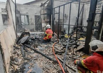 ANGGOTA Bomba dan Penyelamat memadamkan api dalam kejadian kebakaran yang melibatkan  dua warga negara Thailand maut di Lorong Manggis, Batu 36, Jalan Johor Bahru-Pontian, disini, pagi ini.