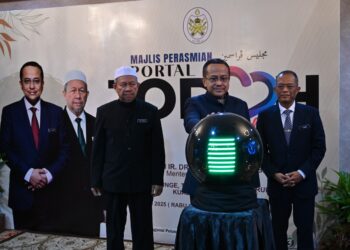 AHMAD Samsuri Mokhtar (dua dari kiri) merasmikan Portal Jodoh Darul Iman di Wisma Darul Iman, Kuala Terengganu, Terengganu. - UTUSAN/PUQTRA HAIRRY
