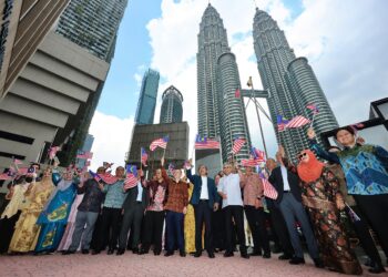 JOHARI Abdul Ghani (tengah) mengibarkan Jalur Gemilang pada Majlis Pelancaran Bulan Kemerdekaan dan Kibar Jalur Gemilang Kementerian Perladangan dan Komoditi Tahun 2025 di perkarangan Menara Lembaga Getah Malaysia, hari ini. - UTUSAN/AMIR KHALID