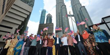 JOHARI Abdul Ghani (tengah) mengibarkan Jalur Gemilang pada Majlis Pelancaran Bulan Kemerdekaan dan Kibar Jalur Gemilang Kementerian Perladangan dan Komoditi Tahun 2025 di perkarangan Menara Lembaga Getah Malaysia, hari ini. - UTUSAN/AMIR KHALID