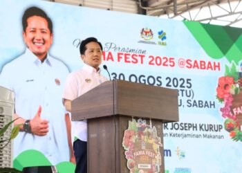 ARTHUR Joseph Kurup berucap pada Majlis Perasmian FAMA Fest 2025 di Dataran Keningau, Sabah.