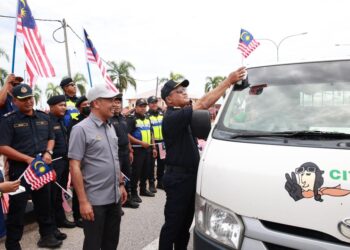 JAZMANIE Shafawi memasang Jalur Gemilang di sebuah van semasa Program Semarak Merdeka 2025 di Stesen Penguatkuasa JPJ Labok, Machang, Kelantan. - UTUSAN/KAMARUL BISMI KAMARUZAMAN