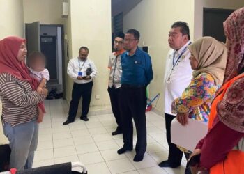 KHAIRIN-NISA Ismail (dua, kanan) melawat kediaman ibu anak lima yang mendakwa membenarkan anak-anaknya menjual tisu kerana terdesak untuk menambah pendapatan keluarga.